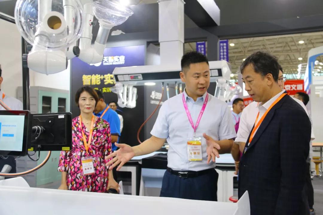 云南省教育廳副廳長曾繼賢蒞臨天智展廳參觀指導(dǎo)