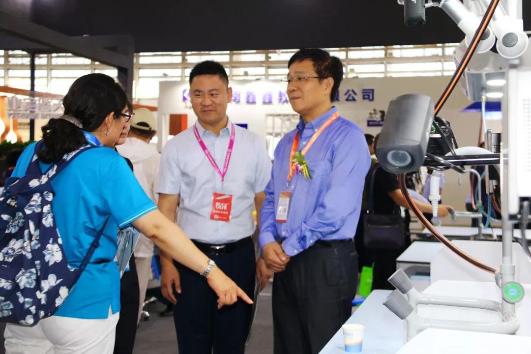中國教育裝備行業(yè)協(xié)會副會長兼秘書長夏國明蒞臨天智展廳參觀指導(dǎo)